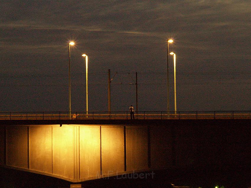 Lebensmueder mit Pistole Koeln Deutzer Bruecke P43.JPG